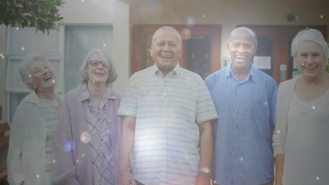 animación de luz brillante sobre personas mayores sonrientes frente a la casa