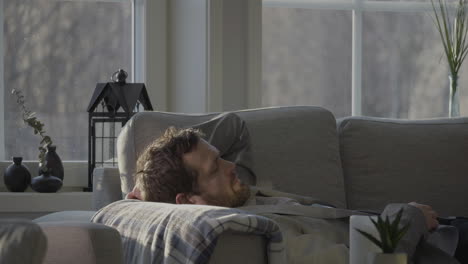 Hombre-De-Negocios-Cansado-Durmiendo-En-El-Sofá-En-Casa-Después-De-Un-Largo-Día-De-Trabajo,-Tiro-Medio-Estático