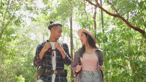 pareja de senderismo en el bosque