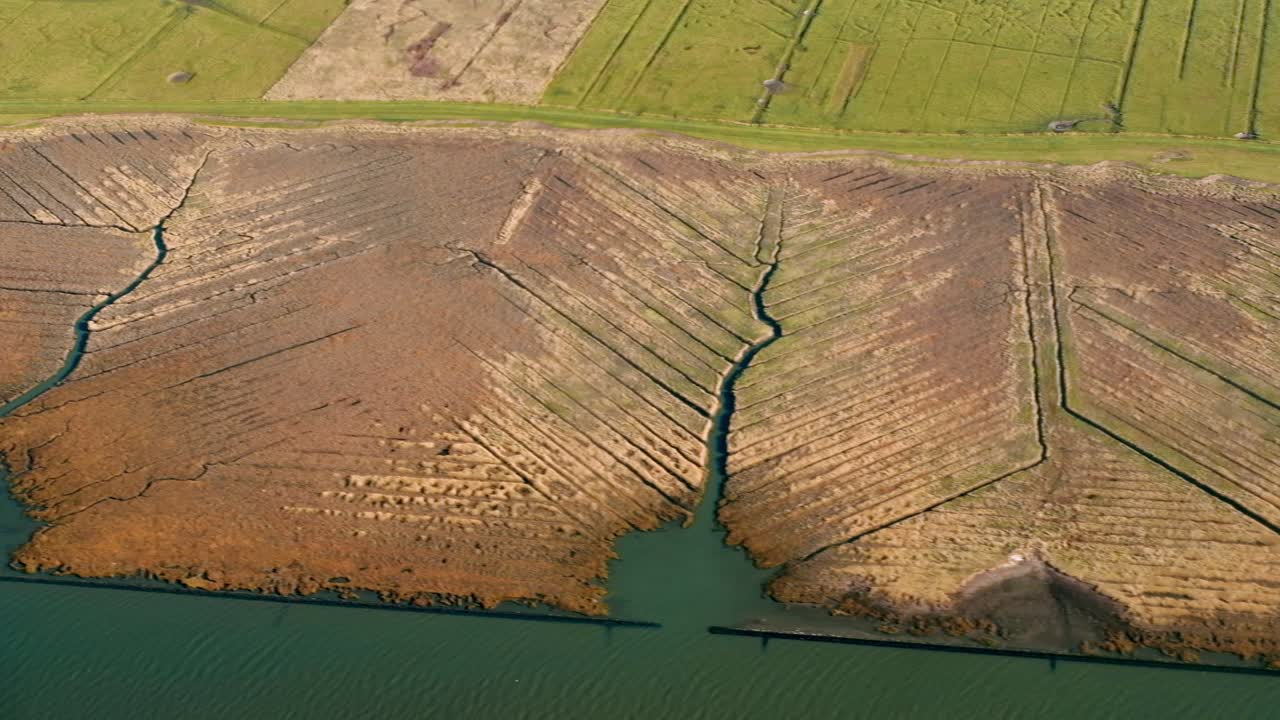 vuelo de drones sobre el mar de wadden en el norte de alemania