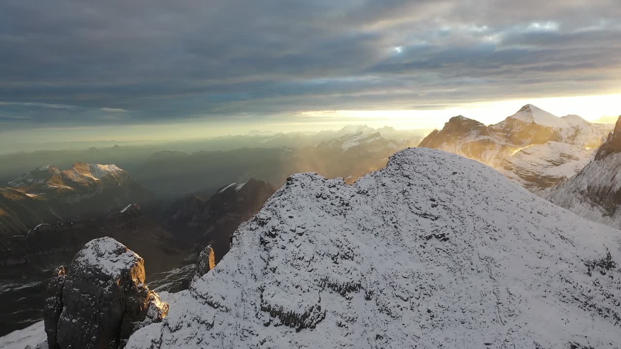 toma aérea moviéndose hacia abajo