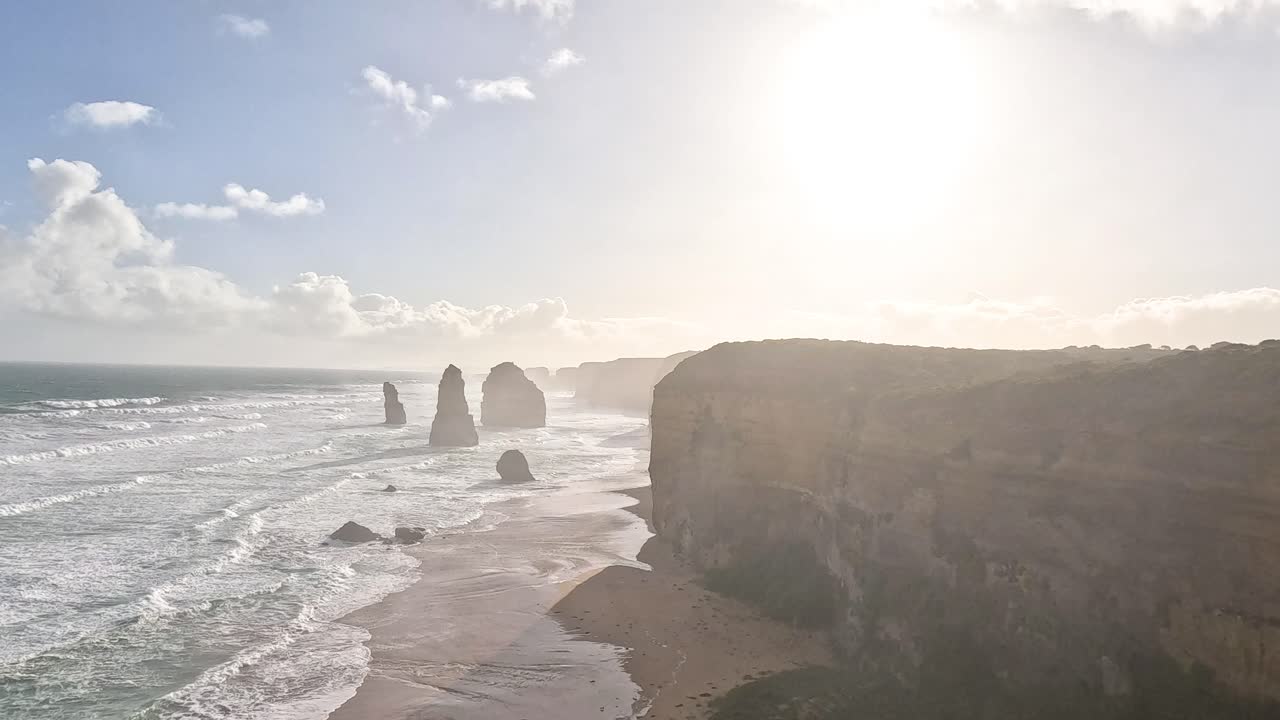 vista del atardecer de los acantilados y las olas del océano