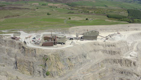 una vista aérea de un edificio de cantera de asfalto en funcionamiento con la cantera cortada en primer plano y el campo en el fondo, yorkshire, reino unido