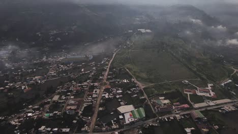 Eine-Aufschlussreiche-Neblige-Drohnenaufnahme-Des-Schneebedeckten-Huascaran-gipfels-Neben-Einem-Berg-In-Der-Stadt-Yungay-In-Den-Anden-Von-Peru