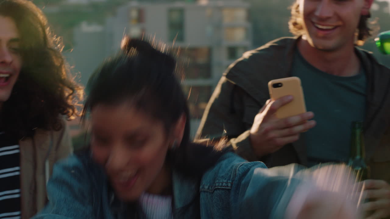 다채로운 친구 그룹이 함께 춤을 추고, 히스패닉 여성이 지붕에서 파티를 즐기고, 해가 지면 춤 음악, 술을 마시고, 주말에 재미있게 모이는 것.