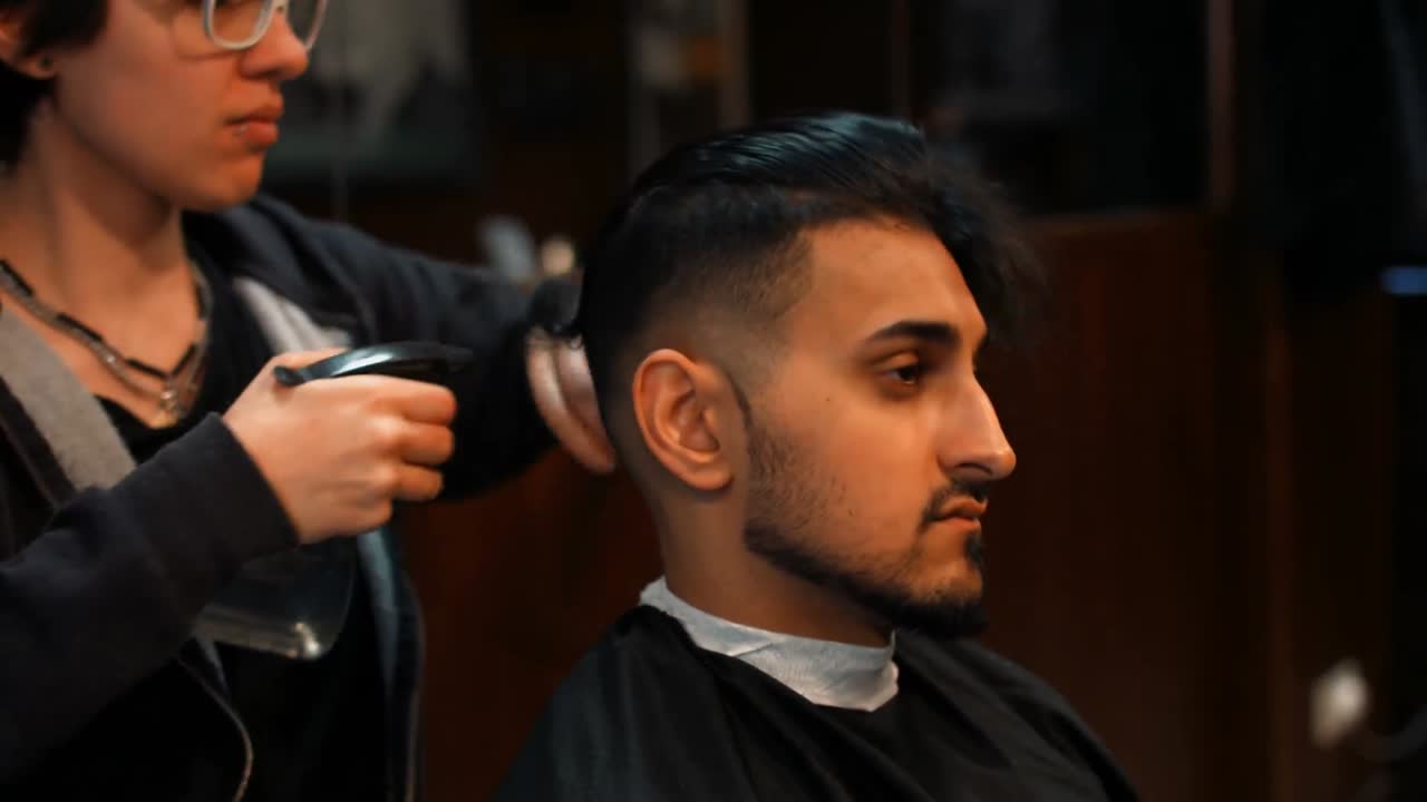 Attraktiv mand i en barbershop