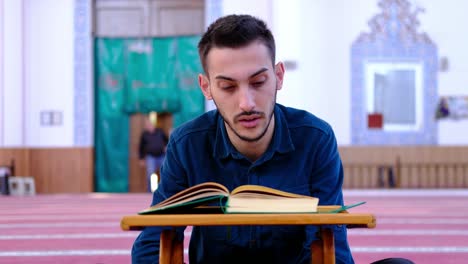 adolescente lee el corán en la mezquita