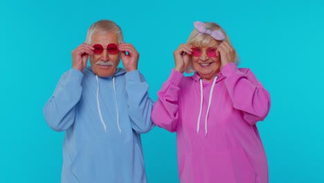 Seductora-Abuela-De-Pelo-Gris-Con-Estilo-Abuelo-Con-Gafas-De-Sol,-Sonrisa-Encantadora