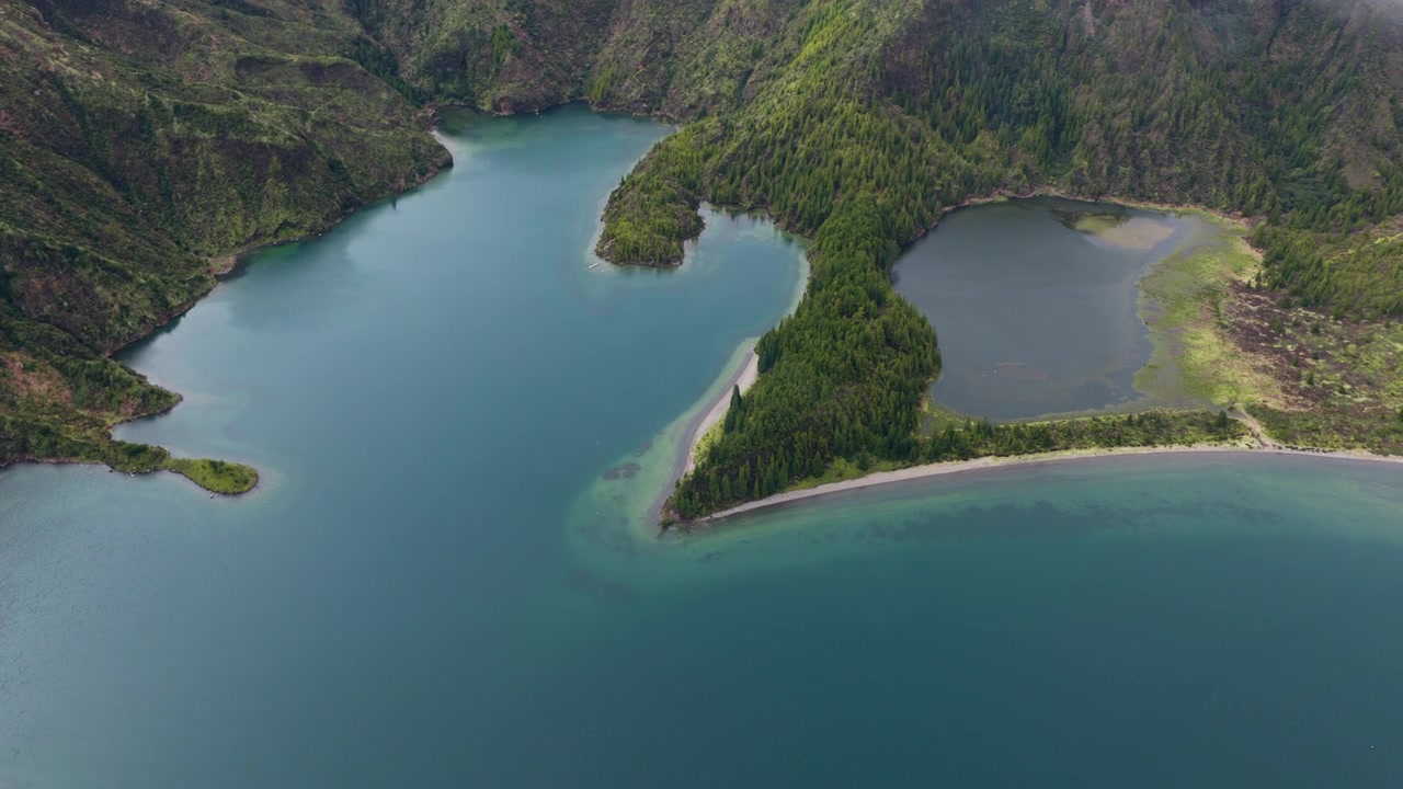 Lagoa do Fogo com Água Tranquila em São Miguel, Açores, Portugal. - Vista aérea