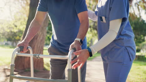 anciano, hombre y caminante con enfermera para caminar