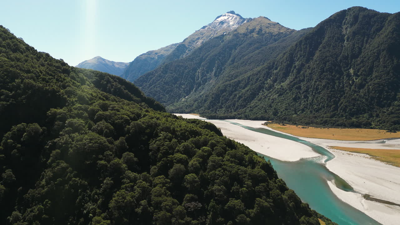 Parco Nazionale di Fiordland, Isola del Sud della Nuova Zelanda. Veduta aerea del fiordo con montagne suggestive e cielo sereno e soleggiato.