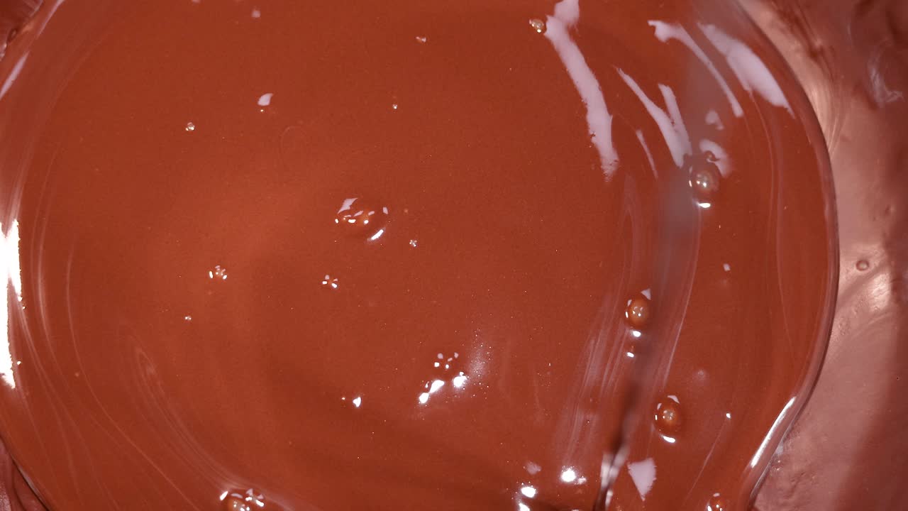 Cioccolato liscio che si scioglie e si mescola in movimento