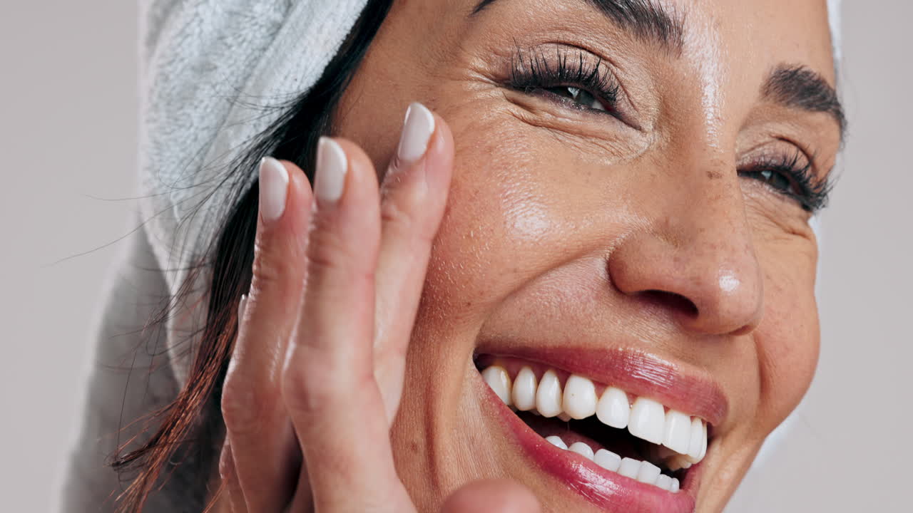 mujer aplicando tratamiento facial