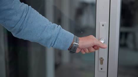 mano, puerta de la oficina y abierta para la persona de bienvenida