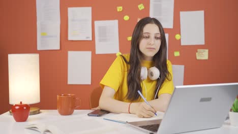 niña viendo videos con información y contenido útil.