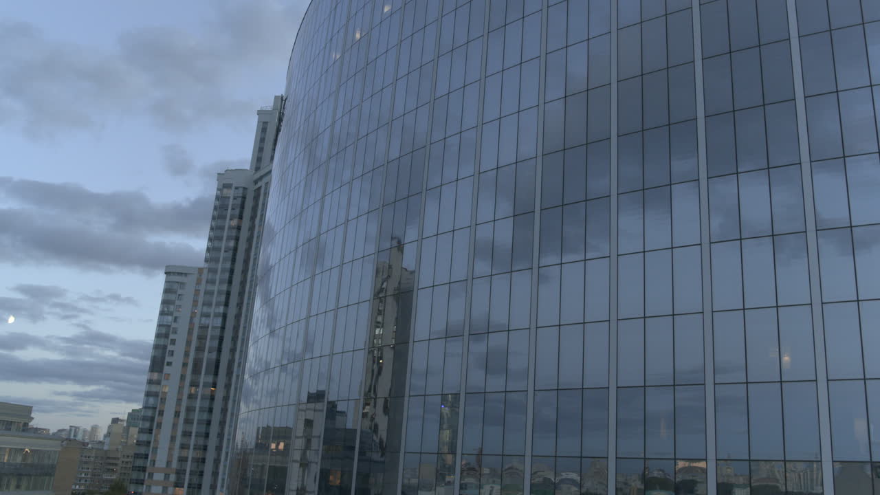 저녁 에 현대적 인 유리 건물