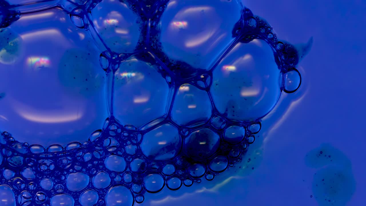 gotas de aceite alimentario y burbujas que fluyen sobre el agua - tiro abstracto macro colorido