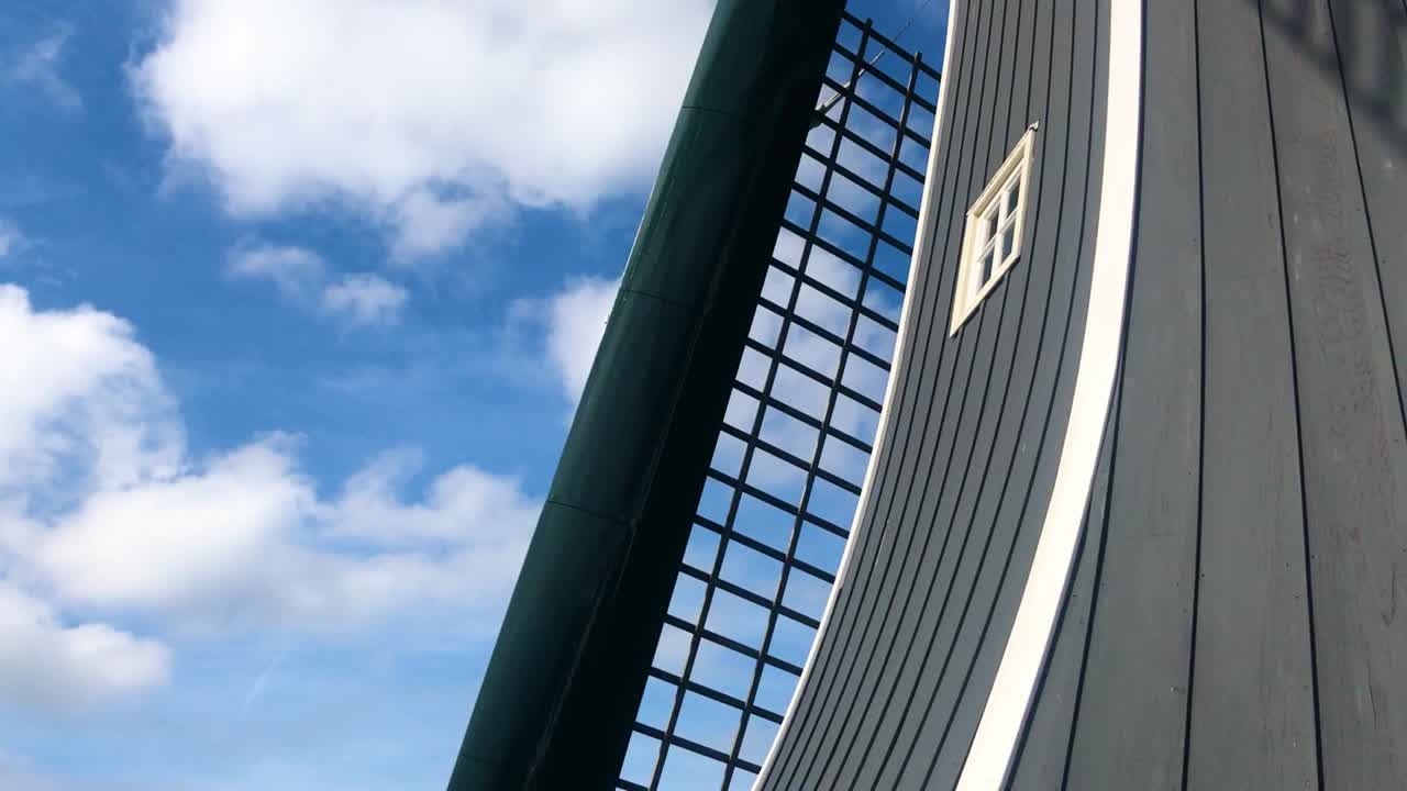 las velas de un molino de viento holandés, girando lentamente contra un cielo soleado | haarlem, holanda | alta definición a 30 fps