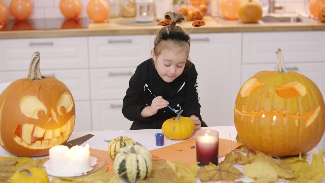 niña pintando calabaza
