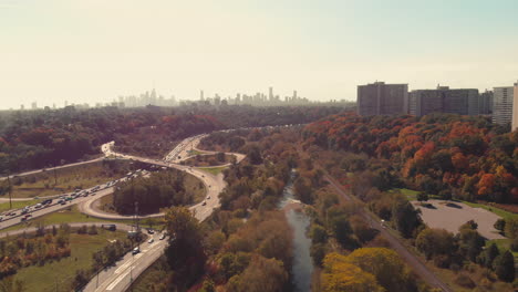 color de otoño sobre don valley parkway toronto ontario canadá