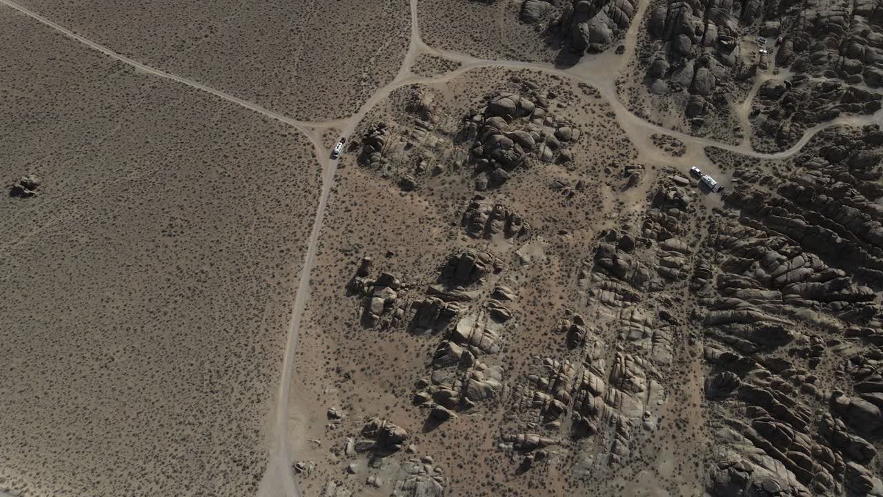 un rv conduciendo a través de campings cerca de alabama hills, ca