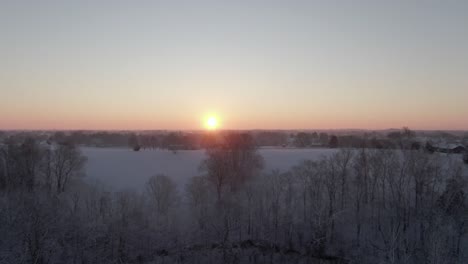 Elevarse-Sobre-El-Campo-Cubierto-De-Nieve-Y-Los-árboles-Para-Revelar-El-Amanecer