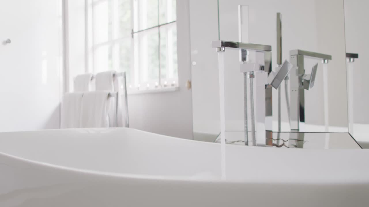 video de agua corriendo en la bañera en el baño fresco blanco moderno