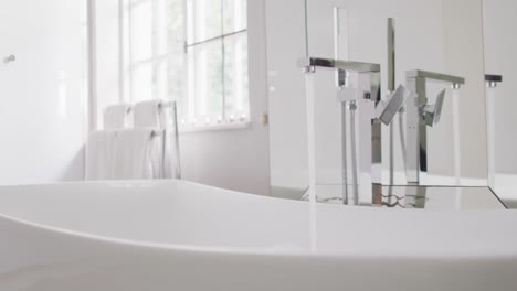 vidéo d'eau coulant dans la baignoire dans une salle de bain moderne blanche fraîche