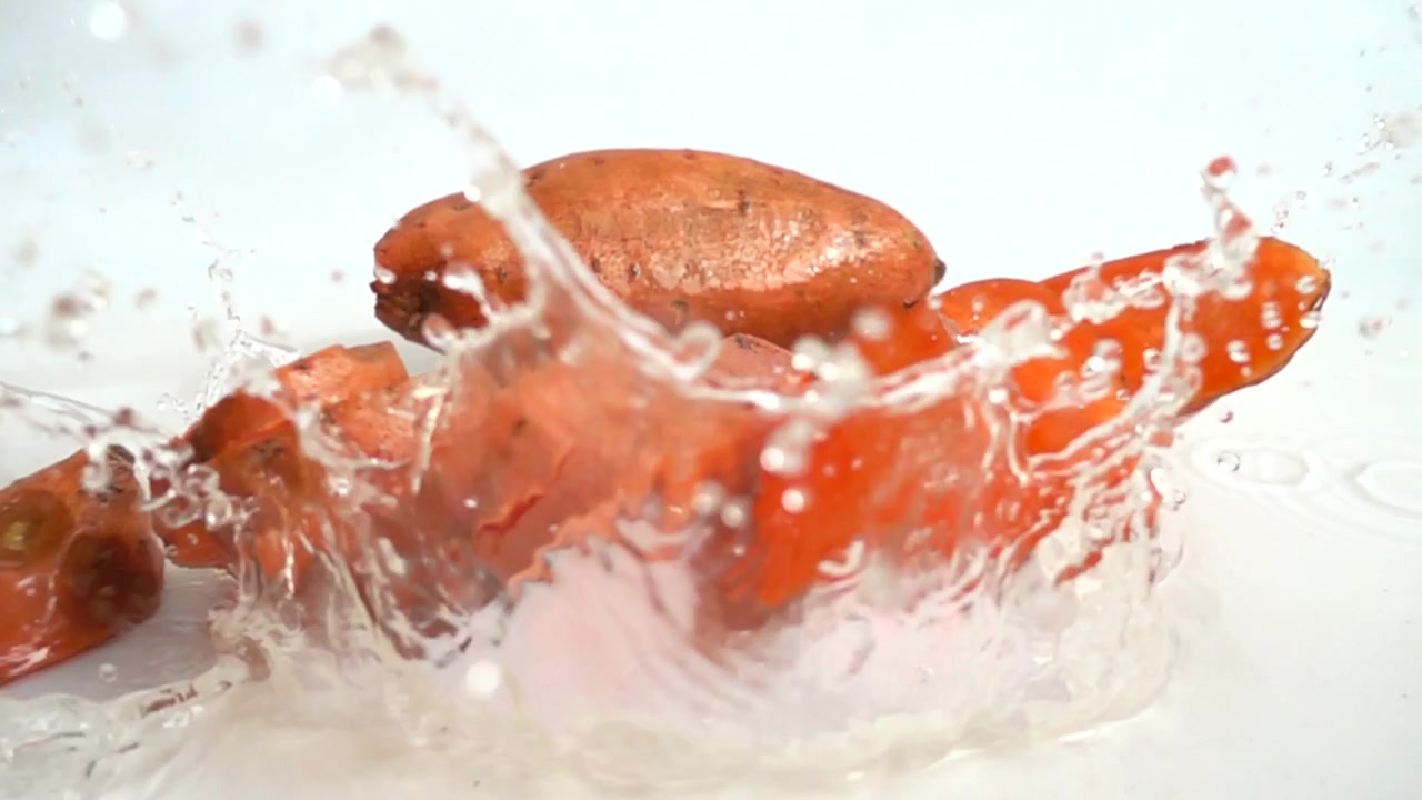 Batata falder ned i vandet. Slowmotion