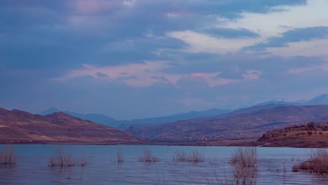 color dorado de la puesta de sol en el lago y el paisaje de la colina de la montaña de la ciudad del pueblo y el cielo azul con nubes blancas en el viaje al campamento de la naturaleza en irán medio oriente y disfrutar del lapso de tiempo de vacaciones de fin de semana