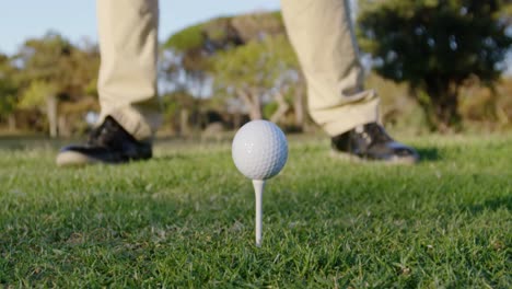 golfista jugando al golf