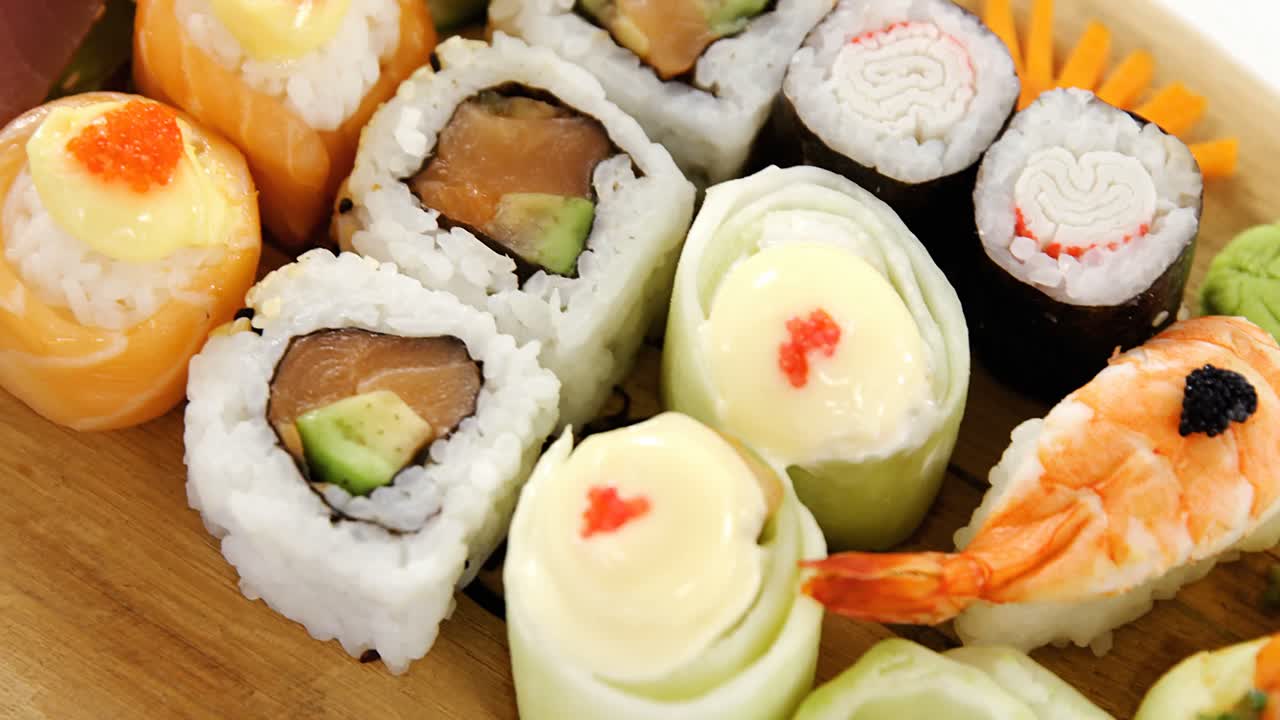 conjunto de sushi variado servido en bandeja de madera