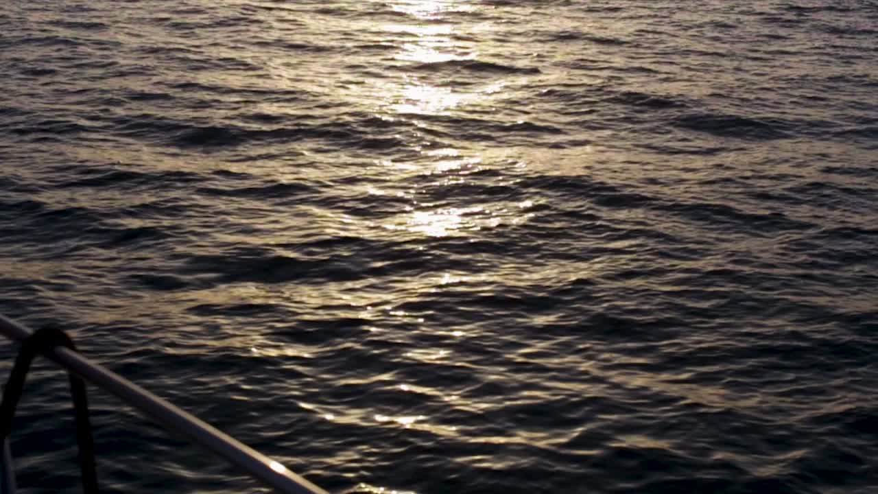 puesta de sol sobre el océano