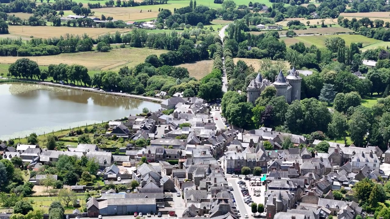 Ripresa aerea con drone della città di Combourg in Bretagna, Francia.