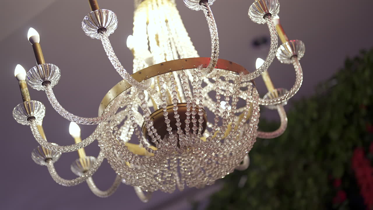 천장에 매달린 화려하고 고급스러운 크리스탈 들리어의 클로즈업