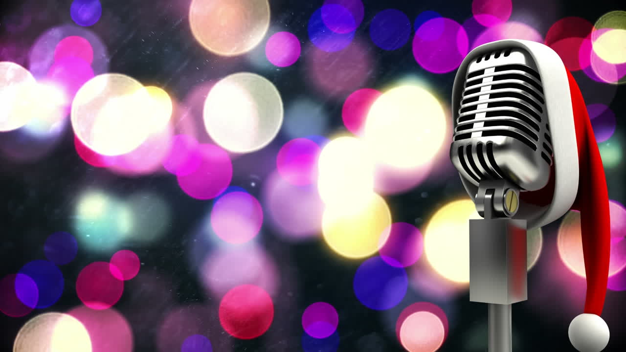 검은 바탕에 빛의 다채로운 반점에 대항하여 마이크 위에 산타 모자