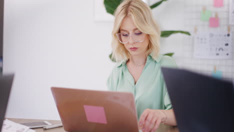 Woman-Responds-to-Emails-on-Office-Computer