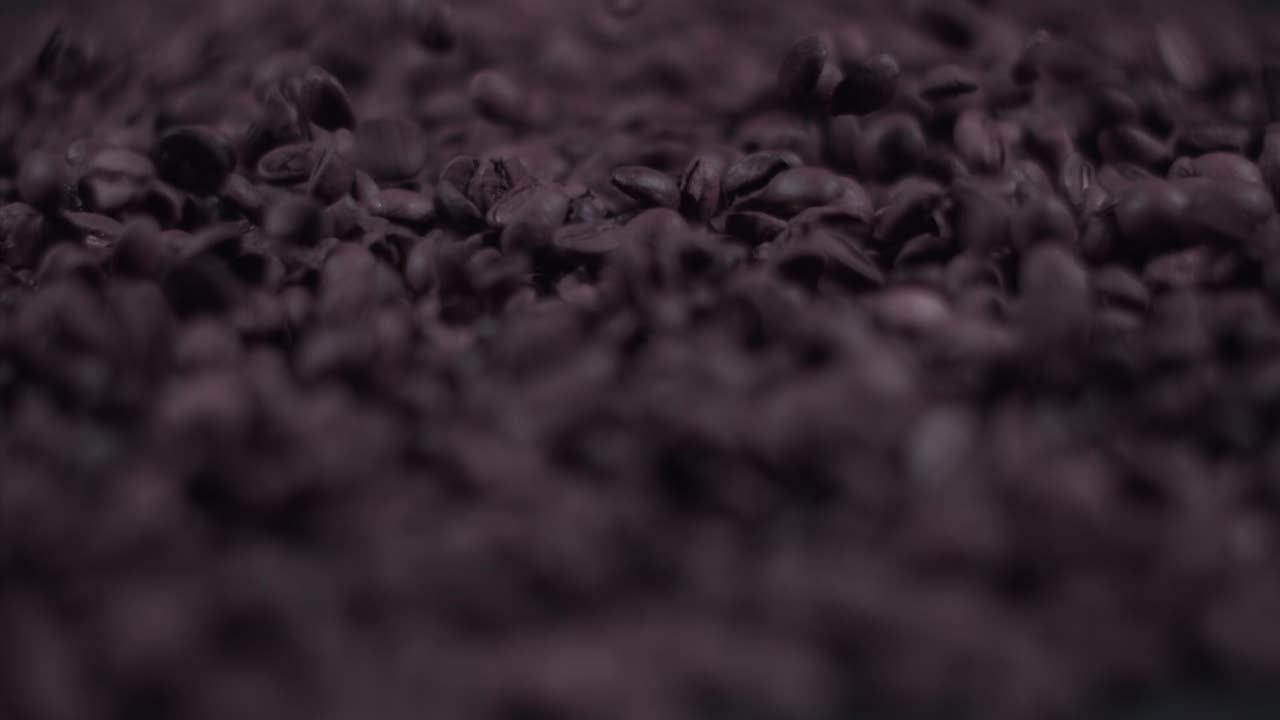 커피 콩 떨어지는 슬로우 모션