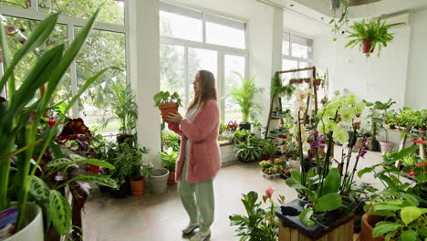 mujer comprando plantas en una hermosa floristería