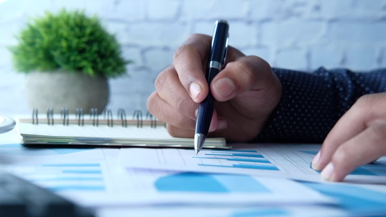 persona que analiza los datos financieros