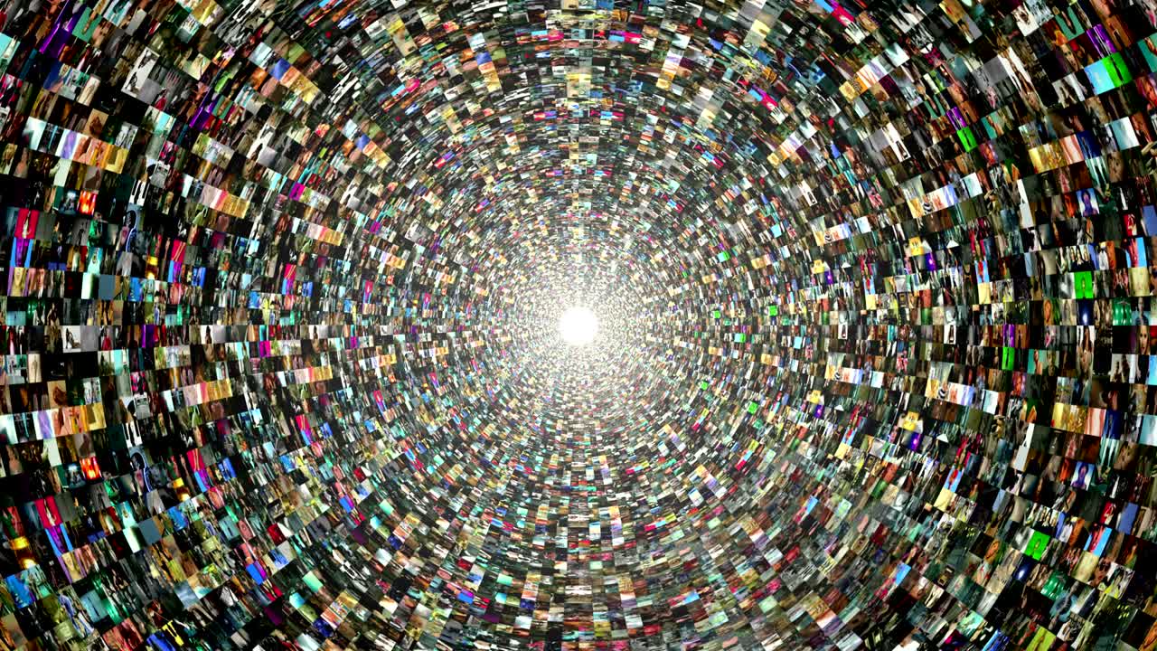 pared de video en el túnel, muchas pantallas en el lienzo.