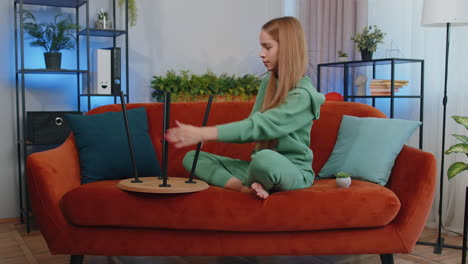 chica acabando el montaje de muebles en casa en un nuevo apartamento, mesa exitosa recolectar reparación fijación
