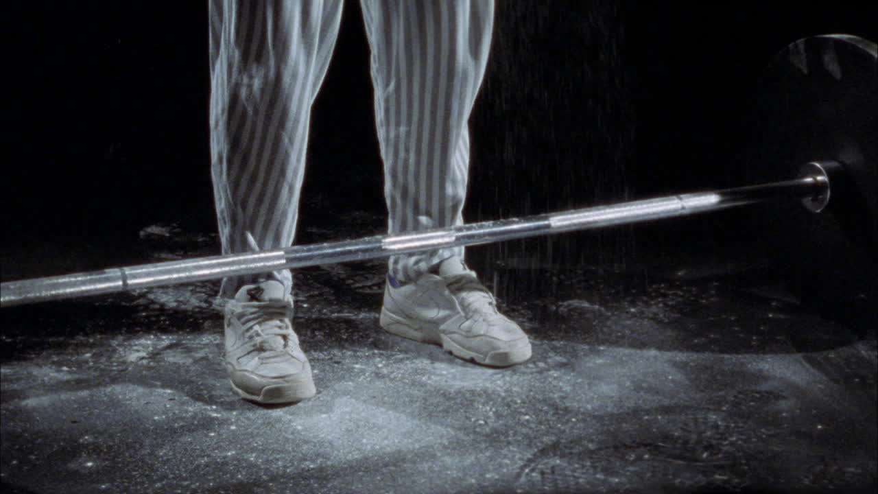 남자가 역기를 들다