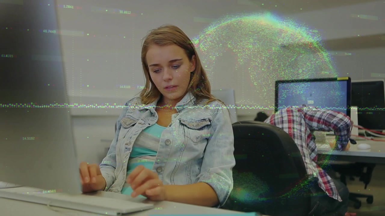 Donna che inizia a digitare sulla tastiera, generando sovrapposizioni di un globo 3D e dati in flusso per monitorare metriche tecnologiche