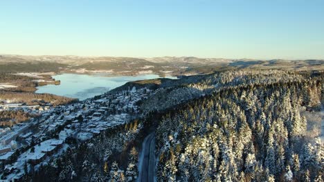 Un-Video-Aéreo-Volador-Del-Lago-Maridalen-Y-Las-Montañas-En-Oslo,-Noruega