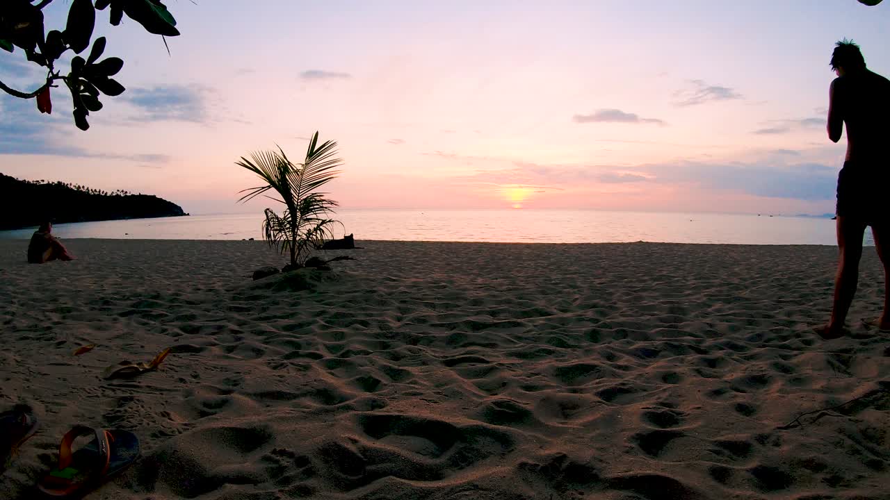 espléndida puesta de sol en la playa de mae haad en koh phangan, tailandia - paisaje maravilloso - timelapse