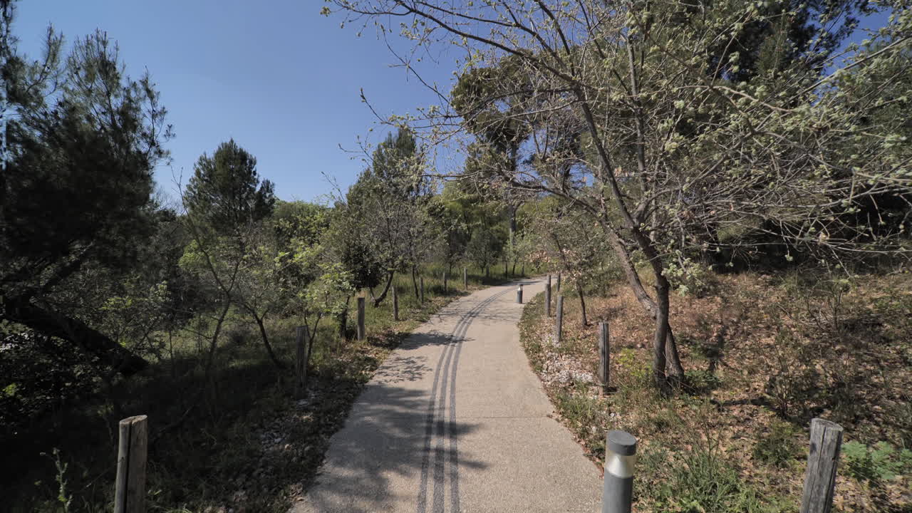 viajando rápido cerca del puente del diablo herault francia día soleado