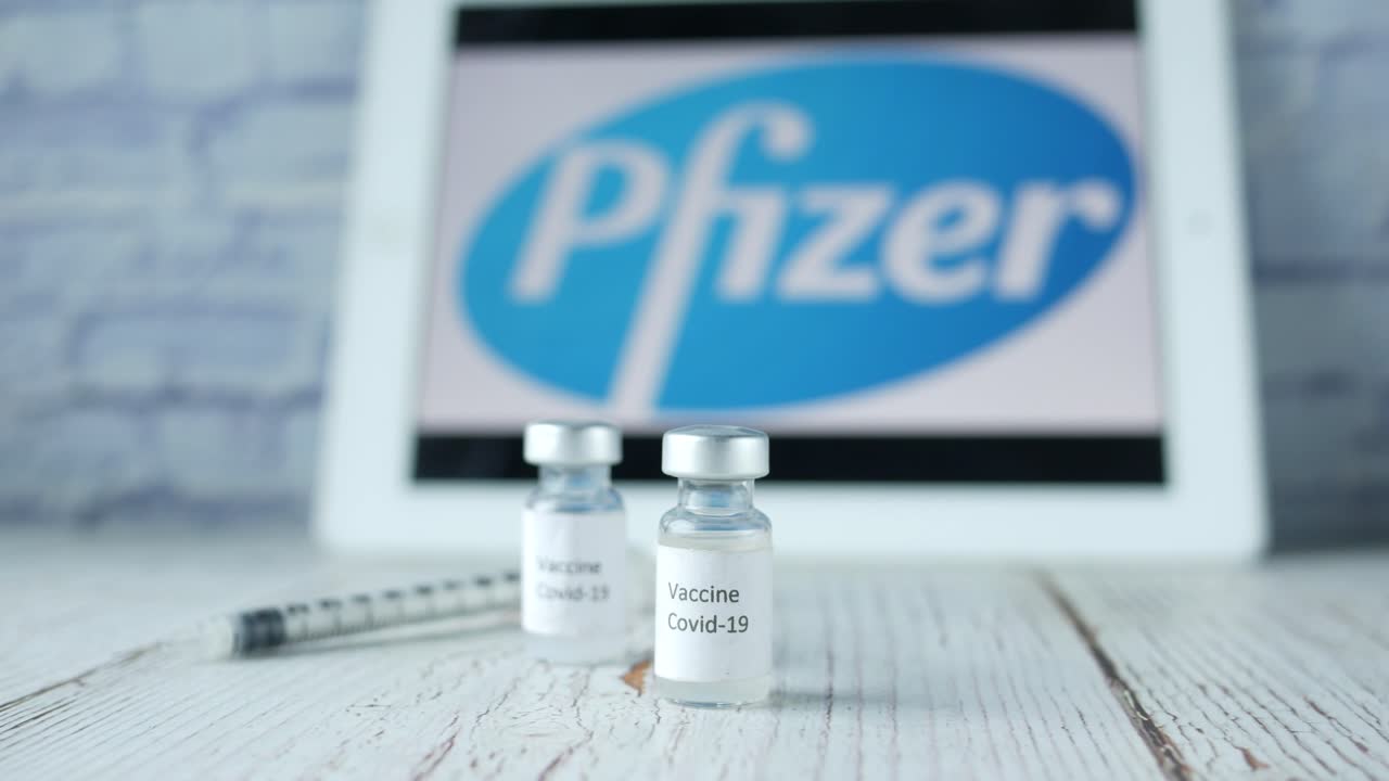 viales de la vacuna pfizer contra el covid-19