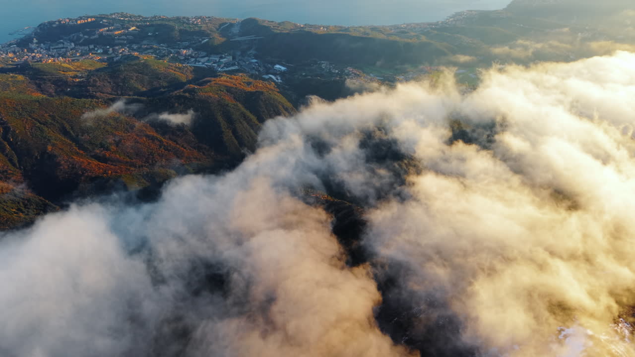 Silenziosa catena montuosa invernale vista dall'alto all'alba, paesaggio sopra le nuvole Veduta aerea