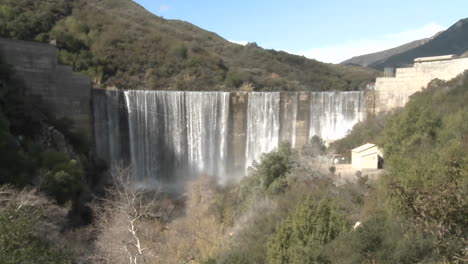 Weites-Zoomen-Aus-Wasser,-Das-Nach-Einem-Regen-In-Ojai,-Kalifornien,-über-Den-Matilija-Staudamm-Verschüttet-Wurde